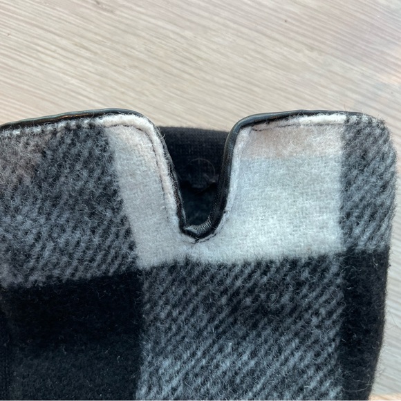 NWOT Tech Black an White Car Gloves - Picture 3 of 4